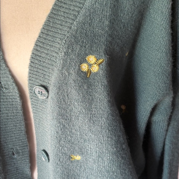 WITTY FOX Women’s Ditzy Floral Embroidered Green Cropped Button Sweater - Picture 2 of 6